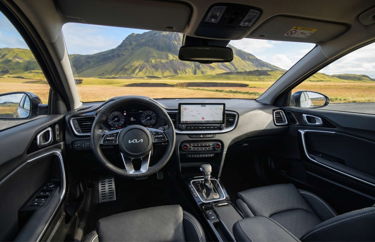 Kia XCeed jaune vif, crossover automatique avec GPS, caméra de recul et sièges chauffants; 5 places et espace pour 2 bagages, parfait pour découvrir l’Islande.