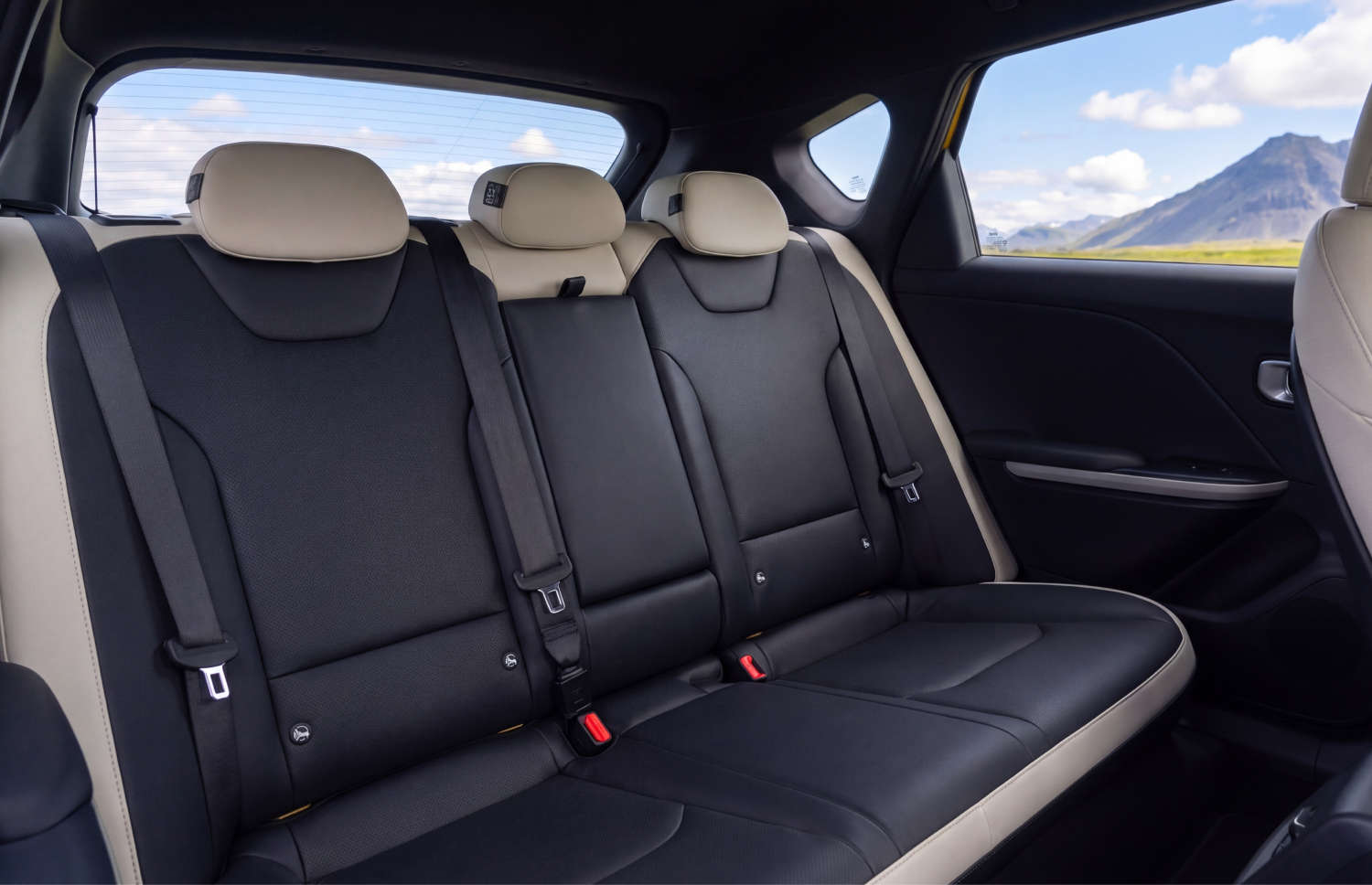 Kia XCeed jaune vif, crossover automatique avec GPS, caméra de recul et sièges chauffants; 5 places et espace pour 2 bagages, parfait pour découvrir l’Islande.