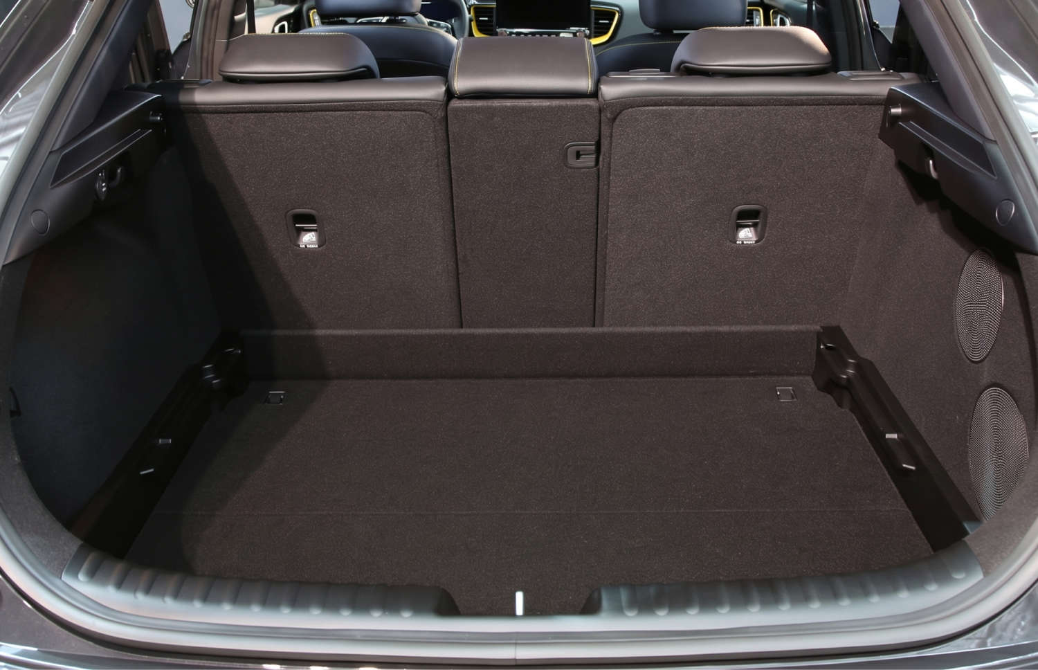Kia XCeed jaune vif, crossover automatique avec GPS, caméra de recul et sièges chauffants; 5 places et espace pour 2 bagages, parfait pour découvrir l’Islande.