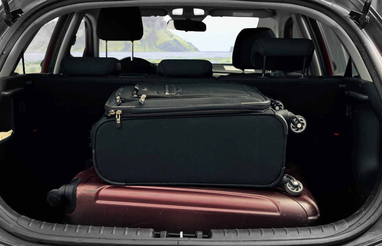 Kia Rio bleue avec boîte manuelle, GPS, caméra de recul et espace pour 5 passagers et 2 bagages, parfaite pour les road trips en Islande.