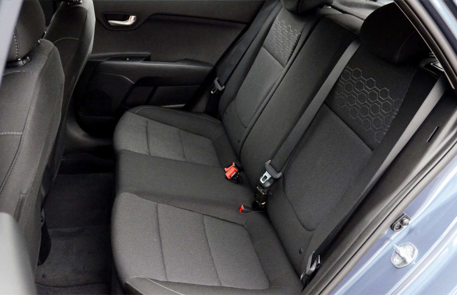 Kia Rio bleue avec boîte manuelle, GPS, caméra de recul et espace pour 5 passagers et 2 bagages, parfaite pour les road trips en Islande.