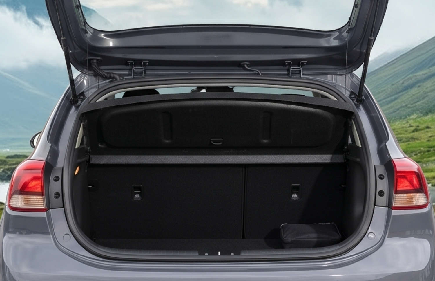 Kia Rio bleue avec boîte manuelle, GPS, caméra de recul et espace pour 5 passagers et 2 bagages, parfaite pour les road trips en Islande.