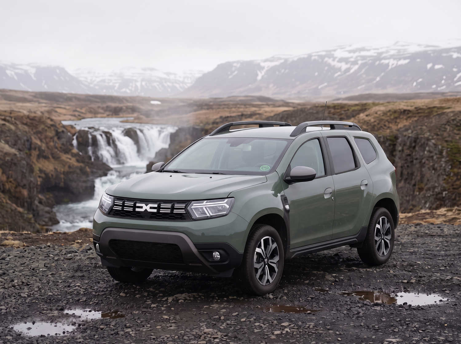 Dacia Duster. Un véhicule de location fiable en Islande, conçu pour la conduite hors route et sur les routes en gravier, idéal pour explorer les régions isolées et affronter les conditions climatiques islandaises.