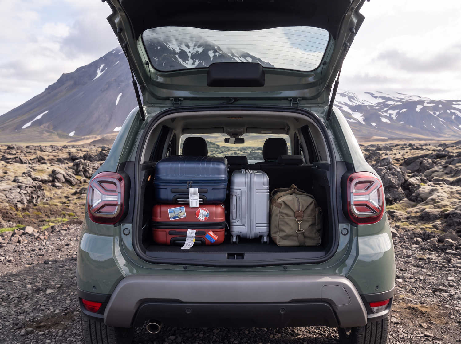 Dacia Duster. Un véhicule de location fiable en Islande, conçu pour la conduite hors route et sur les routes en gravier, idéal pour explorer les régions isolées et affronter les conditions climatiques islandaises.