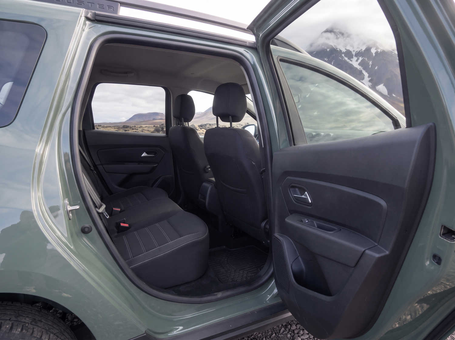 Dacia Duster. Un véhicule de location fiable en Islande, conçu pour la conduite hors route et sur les routes en gravier, idéal pour explorer les régions isolées et affronter les conditions climatiques islandaises.