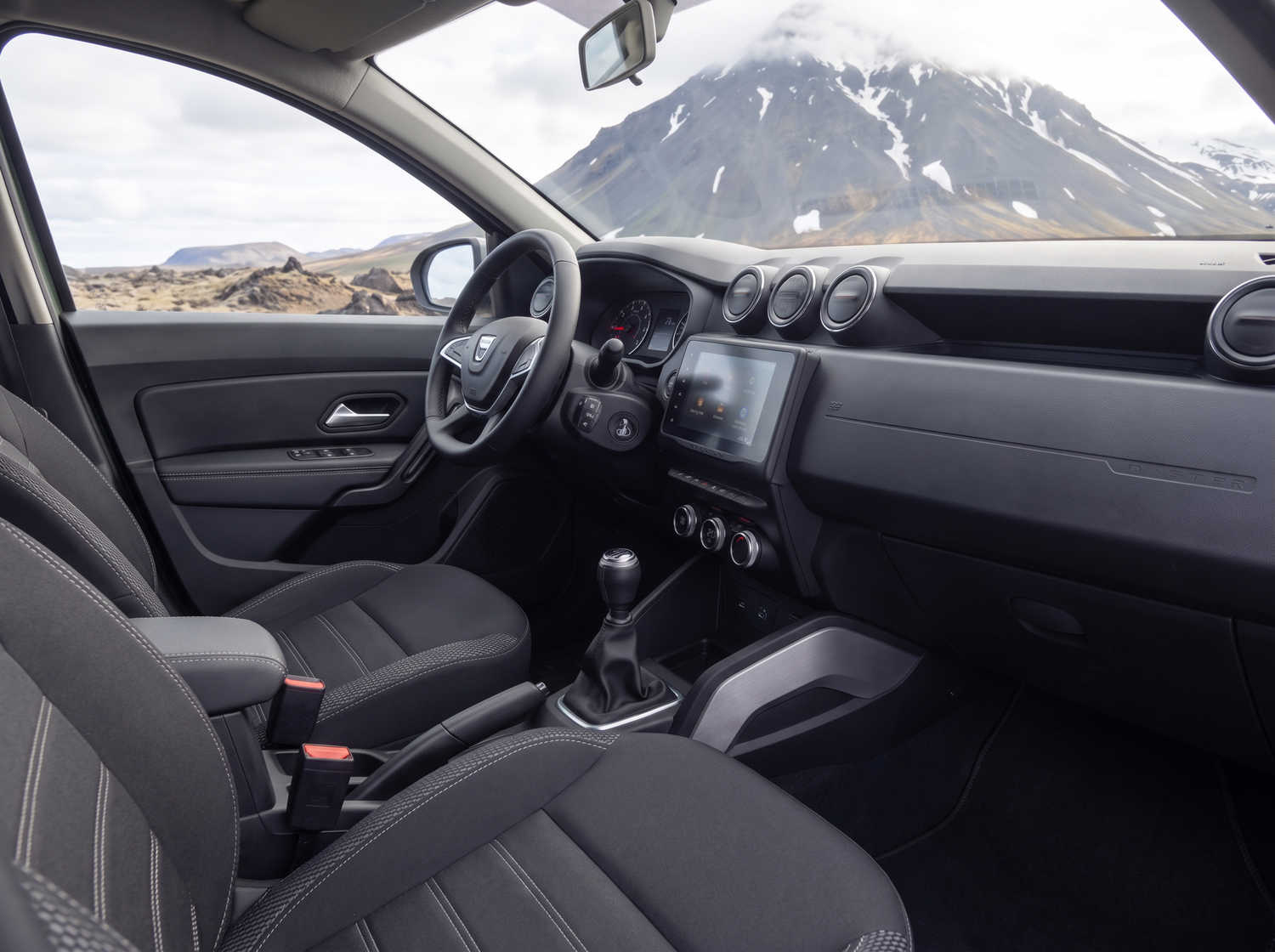 Dacia Duster. Un véhicule de location fiable en Islande, conçu pour la conduite hors route et sur les routes en gravier, idéal pour explorer les régions isolées et affronter les conditions climatiques islandaises.