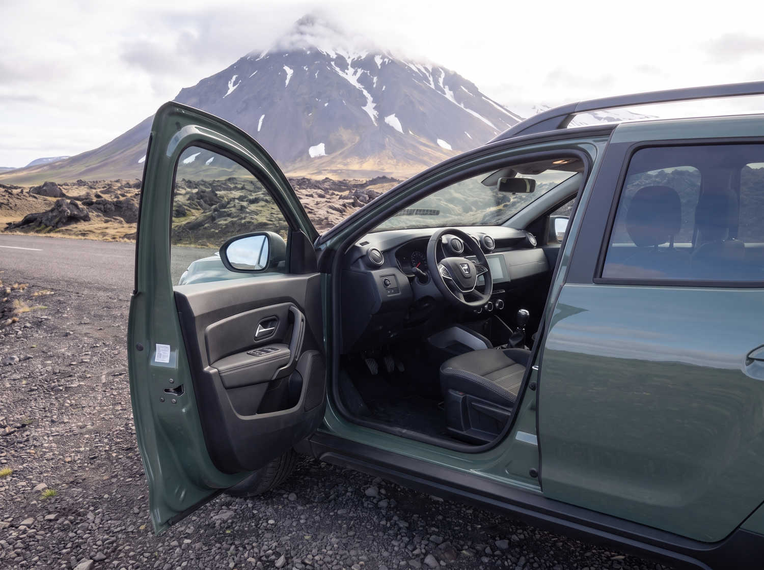 Dacia Duster. Un véhicule de location fiable en Islande, conçu pour la conduite hors route et sur les routes en gravier, idéal pour explorer les régions isolées et affronter les conditions climatiques islandaises.