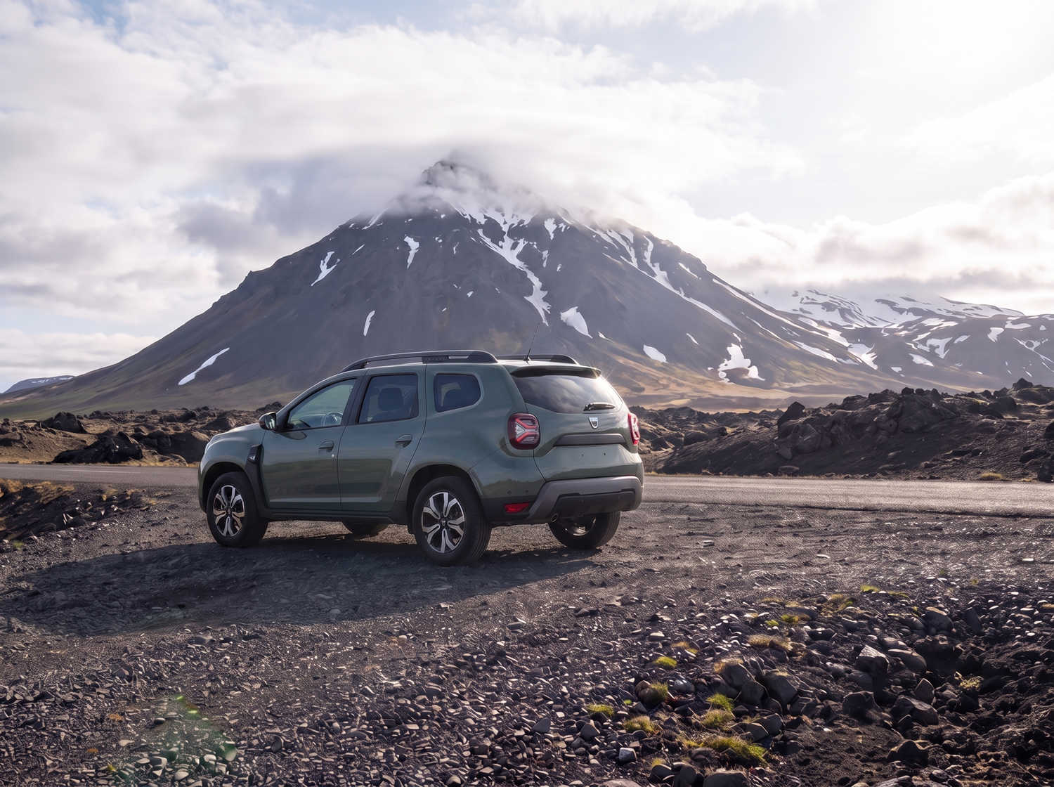 Dacia Duster. Un véhicule de location fiable en Islande, conçu pour la conduite hors route et sur les routes en gravier, idéal pour explorer les régions isolées et affronter les conditions climatiques islandaises.