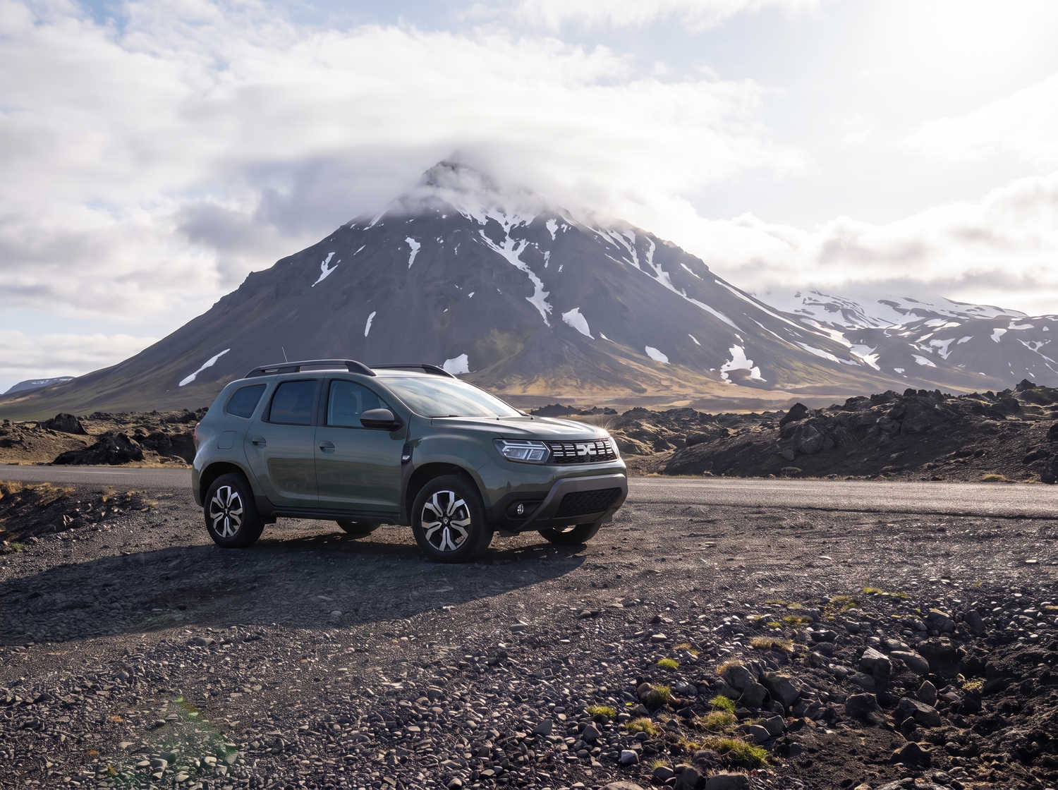 Dacia Duster. Un véhicule de location fiable en Islande, conçu pour la conduite hors route et sur les routes en gravier, idéal pour explorer les régions isolées et affronter les conditions climatiques islandaises.