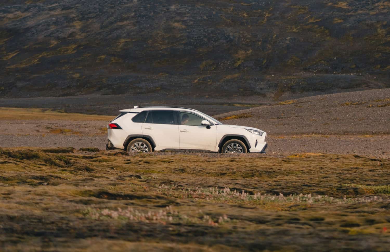 Toyota RAV4. Un SUV de location robuste, idéal pour explorer les terrains accidentés d’Islande, y compris les routes de montagne, les pistes F et les régions isolées, avec une assurance contre les dommages pour plus de sérénité.