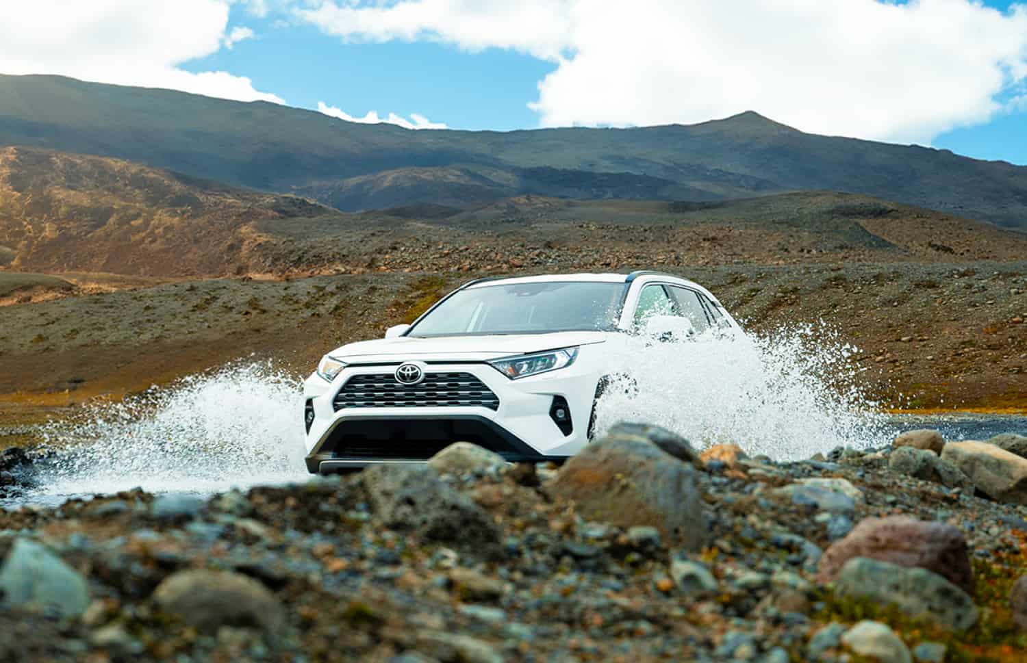 Toyota RAV4. Un SUV de location robuste, idéal pour explorer les terrains accidentés d’Islande, y compris les routes de montagne, les pistes F et les régions isolées, avec une assurance contre les dommages pour plus de sérénité.