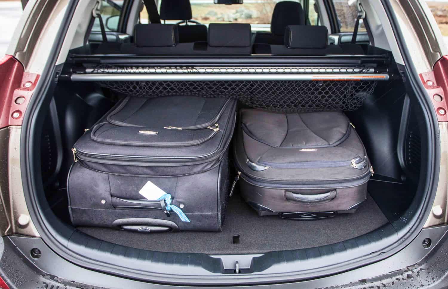 Toyota RAV4. Un SUV de location robuste, idéal pour explorer les terrains accidentés d’Islande, y compris les routes de montagne, les pistes F et les régions isolées, avec une assurance contre les dommages pour plus de sérénité.