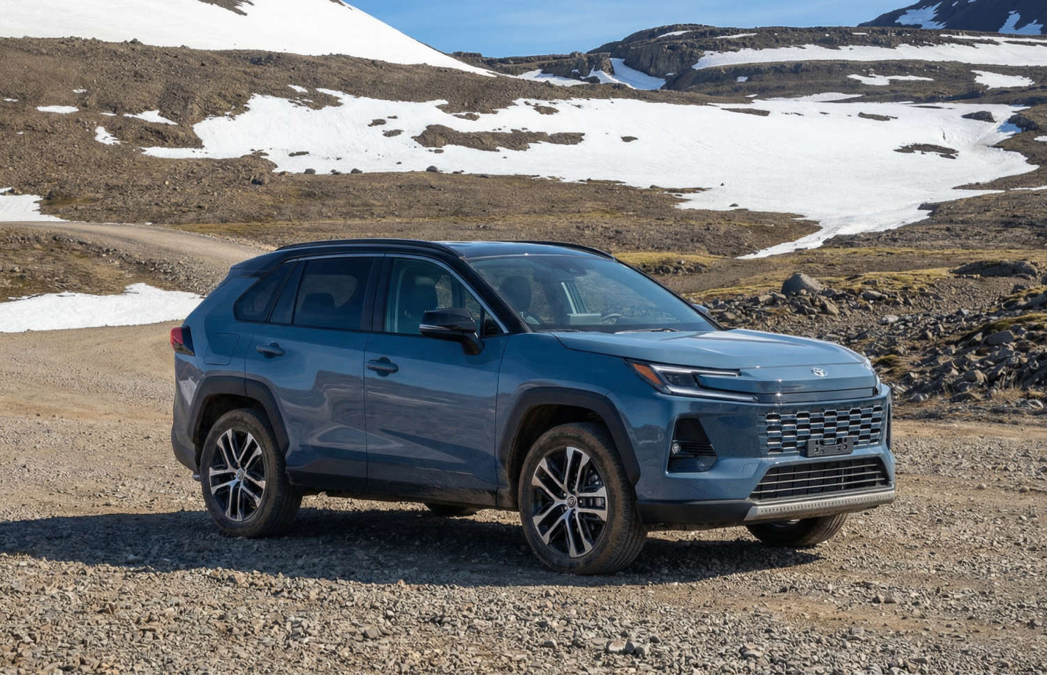 Toyota RAV4. Un SUV de location robuste, idéal pour explorer les terrains accidentés d’Islande, y compris les routes de montagne, les pistes F et les régions isolées, avec une assurance contre les dommages pour plus de sérénité.