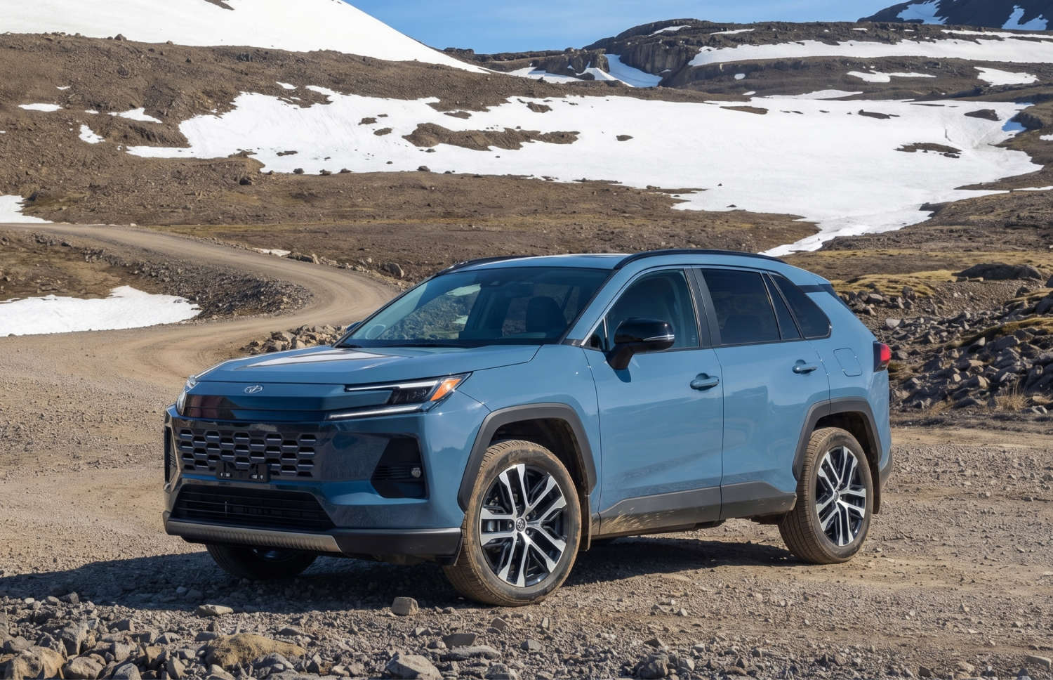 Toyota RAV4. Un SUV de location robuste, idéal pour explorer les terrains accidentés d’Islande, y compris les routes de montagne, les pistes F et les régions isolées, avec une assurance contre les dommages pour plus de sérénité.