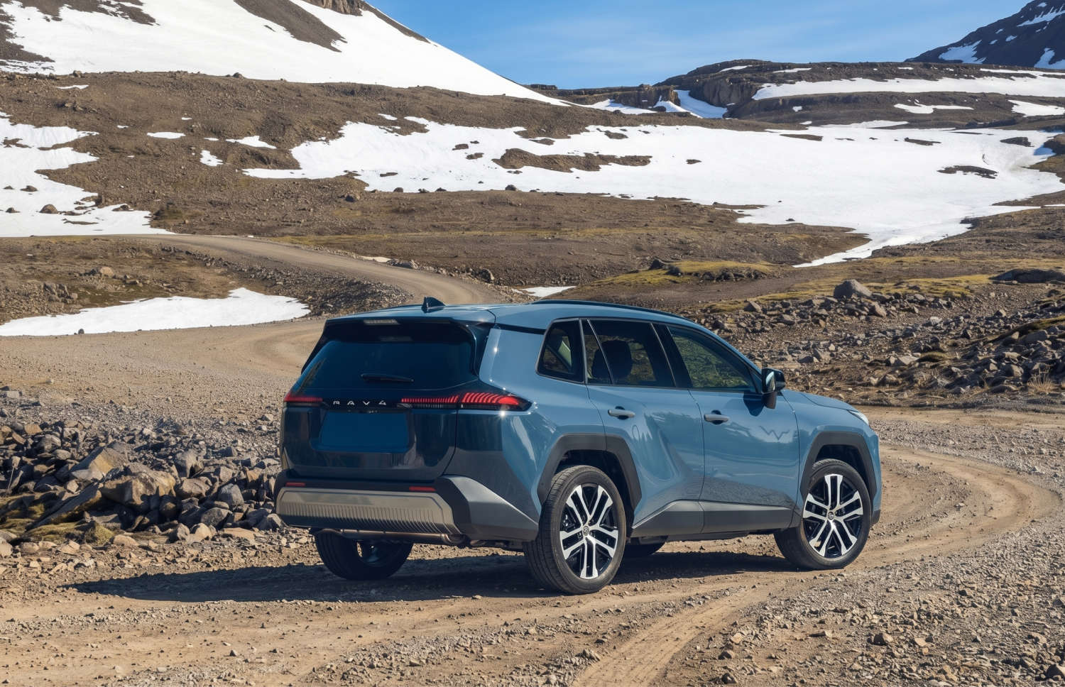 Toyota RAV4. Un SUV de location robuste, idéal pour explorer les terrains accidentés d’Islande, y compris les routes de montagne, les pistes F et les régions isolées, avec une assurance contre les dommages pour plus de sérénité.