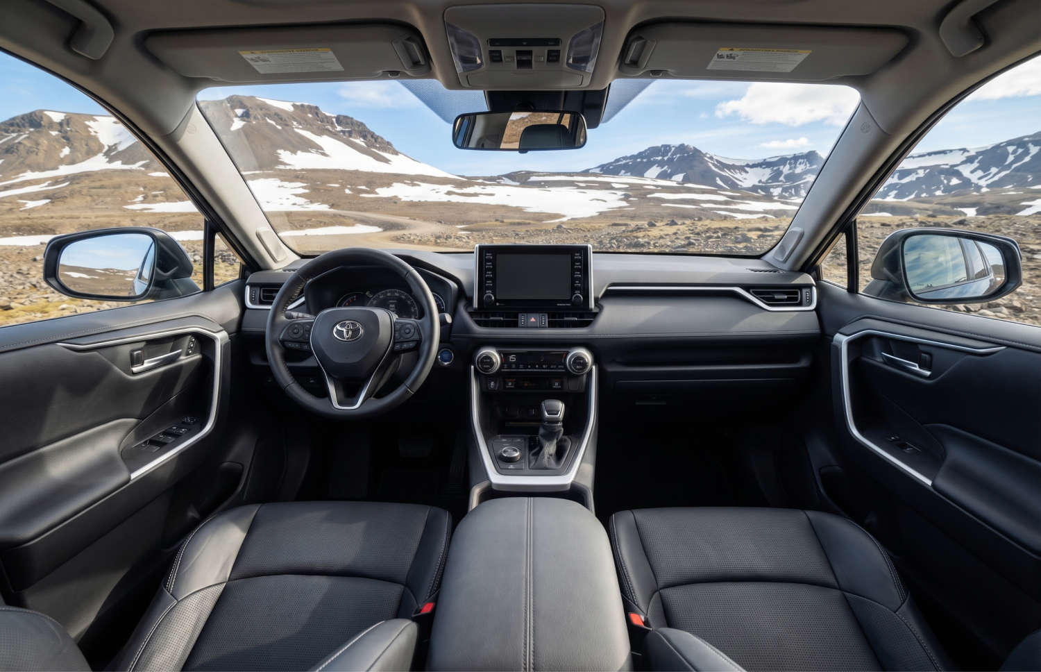 Toyota RAV4. Un SUV de location robuste, idéal pour explorer les terrains accidentés d’Islande, y compris les routes de montagne, les pistes F et les régions isolées, avec une assurance contre les dommages pour plus de sérénité.