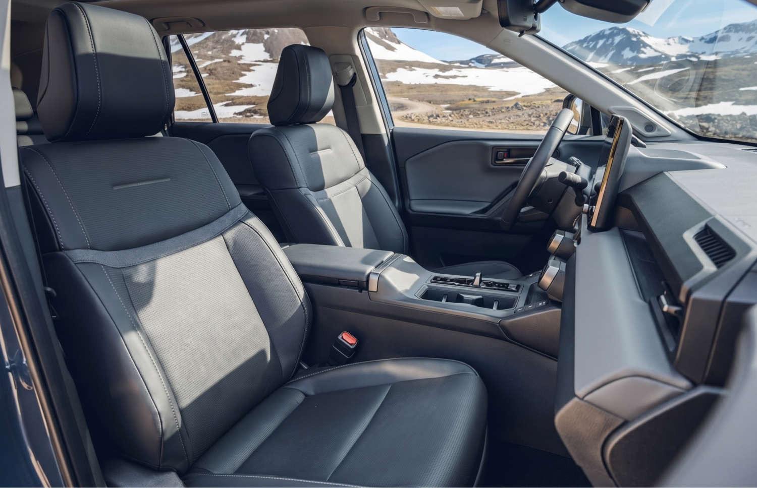 Toyota RAV4. Un SUV de location robuste, idéal pour explorer les terrains accidentés d’Islande, y compris les routes de montagne, les pistes F et les régions isolées, avec une assurance contre les dommages pour plus de sérénité.