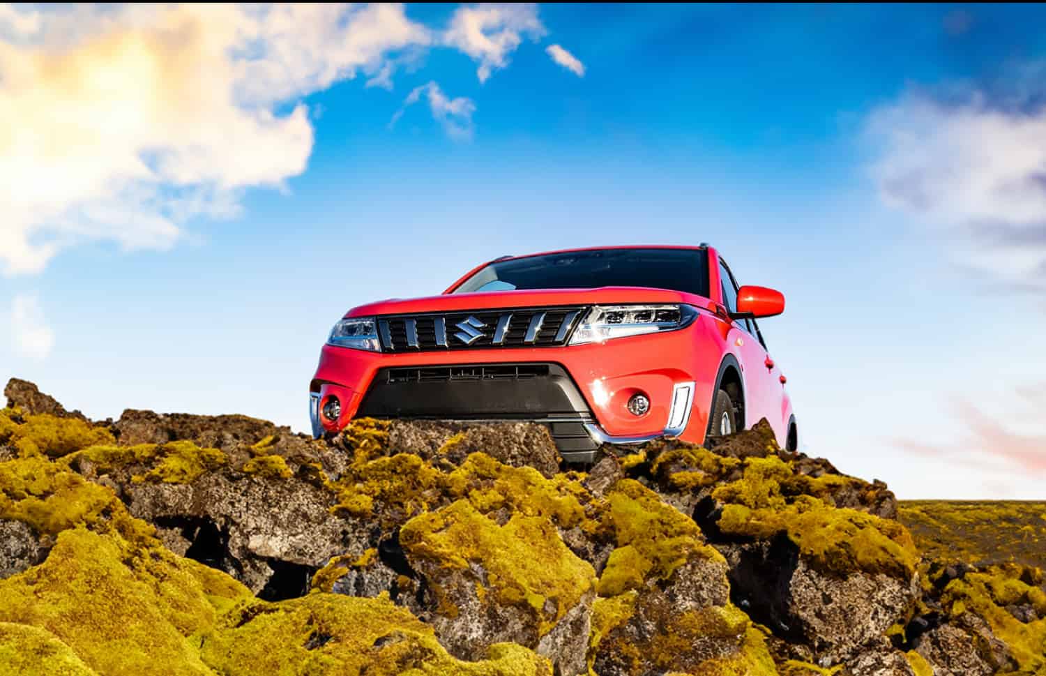 Suzuki Vitara. Idéal pour naviguer sur les routes des hautes terres islandaises et les chemins en gravier, ce véhicule de location offre tout l’espace nécessaire pour un road trip en Islande en toute sérénité.