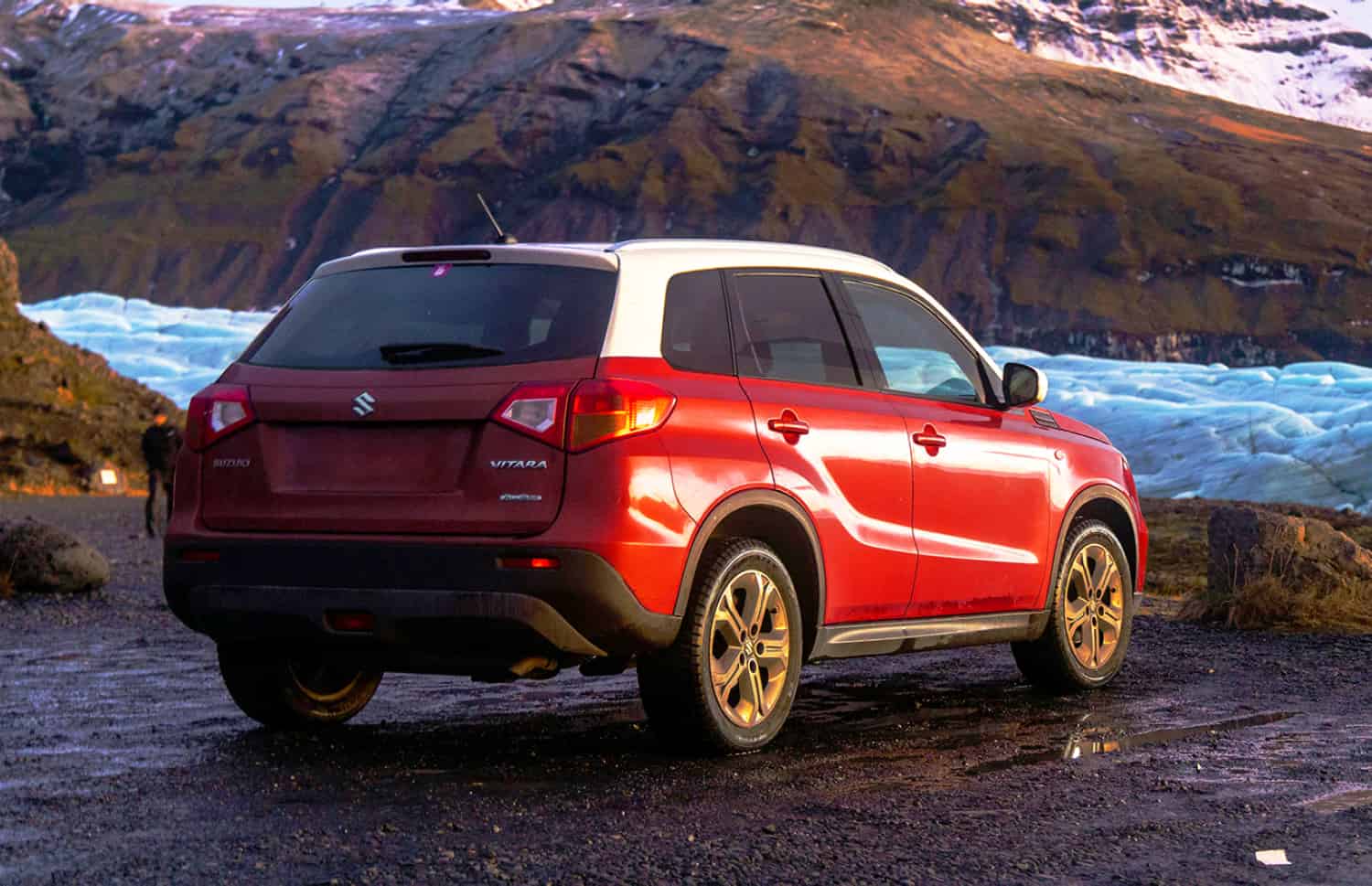 Suzuki Vitara. Idéal pour naviguer sur les routes des hautes terres islandaises et les chemins en gravier, ce véhicule de location offre tout l’espace nécessaire pour un road trip en Islande en toute sérénité.