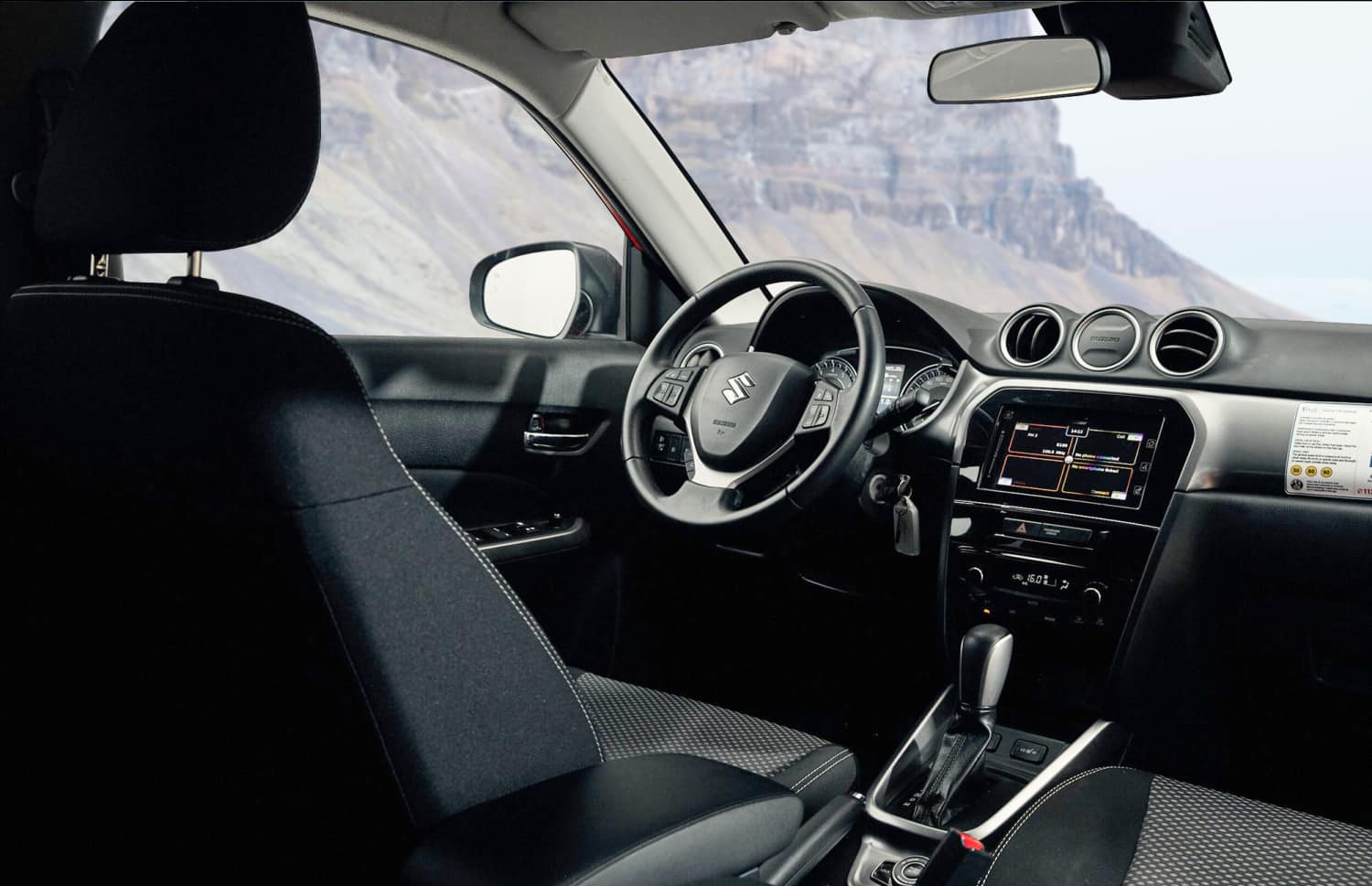 Suzuki Vitara. Idéal pour naviguer sur les routes des hautes terres islandaises et les chemins en gravier, ce véhicule de location offre tout l’espace nécessaire pour un road trip en Islande en toute sérénité.