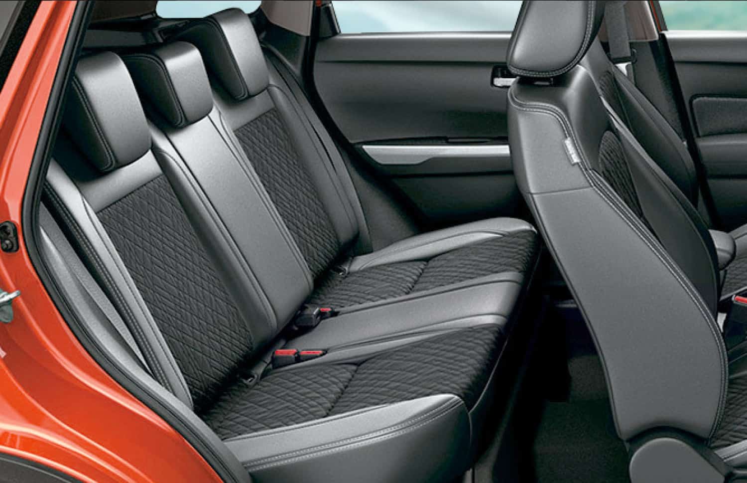 Suzuki Vitara. Idéal pour naviguer sur les routes des hautes terres islandaises et les chemins en gravier, ce véhicule de location offre tout l’espace nécessaire pour un road trip en Islande en toute sérénité.