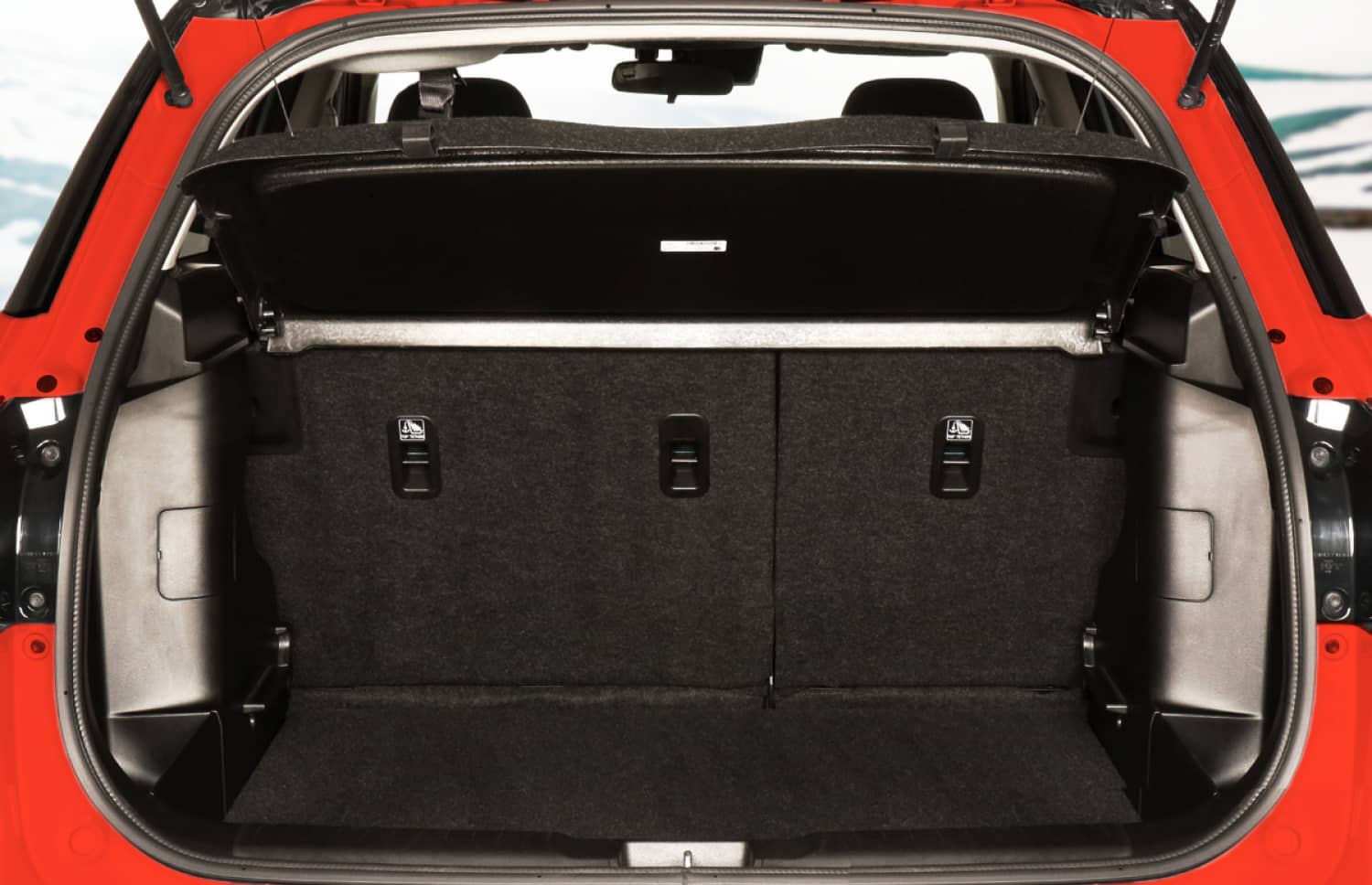 Suzuki Vitara. Idéal pour naviguer sur les routes des hautes terres islandaises et les chemins en gravier, ce véhicule de location offre tout l’espace nécessaire pour un road trip en Islande en toute sérénité.