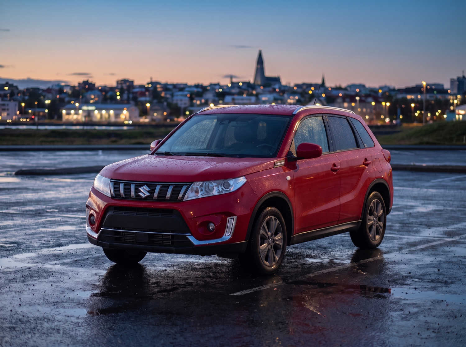Suzuki Vitara. Idéal pour naviguer sur les routes des hautes terres islandaises et les chemins en gravier, ce véhicule de location offre tout l’espace nécessaire pour un road trip en Islande en toute sérénité.