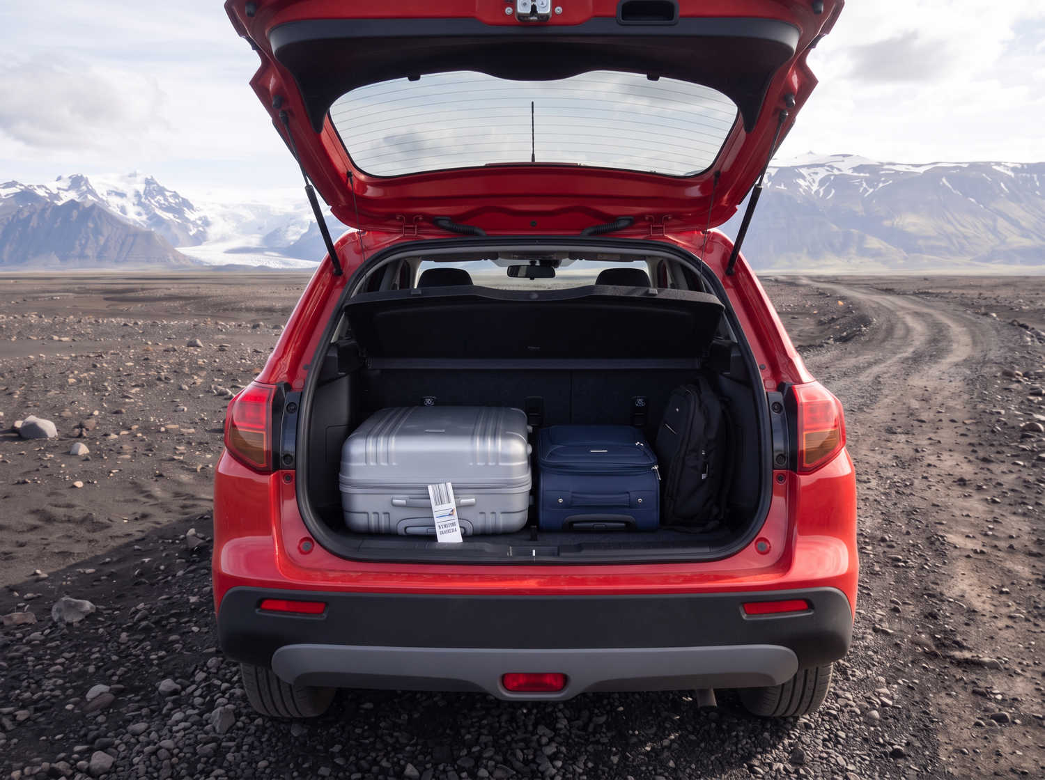 Suzuki Vitara. Idéal pour naviguer sur les routes des hautes terres islandaises et les chemins en gravier, ce véhicule de location offre tout l’espace nécessaire pour un road trip en Islande en toute sérénité.