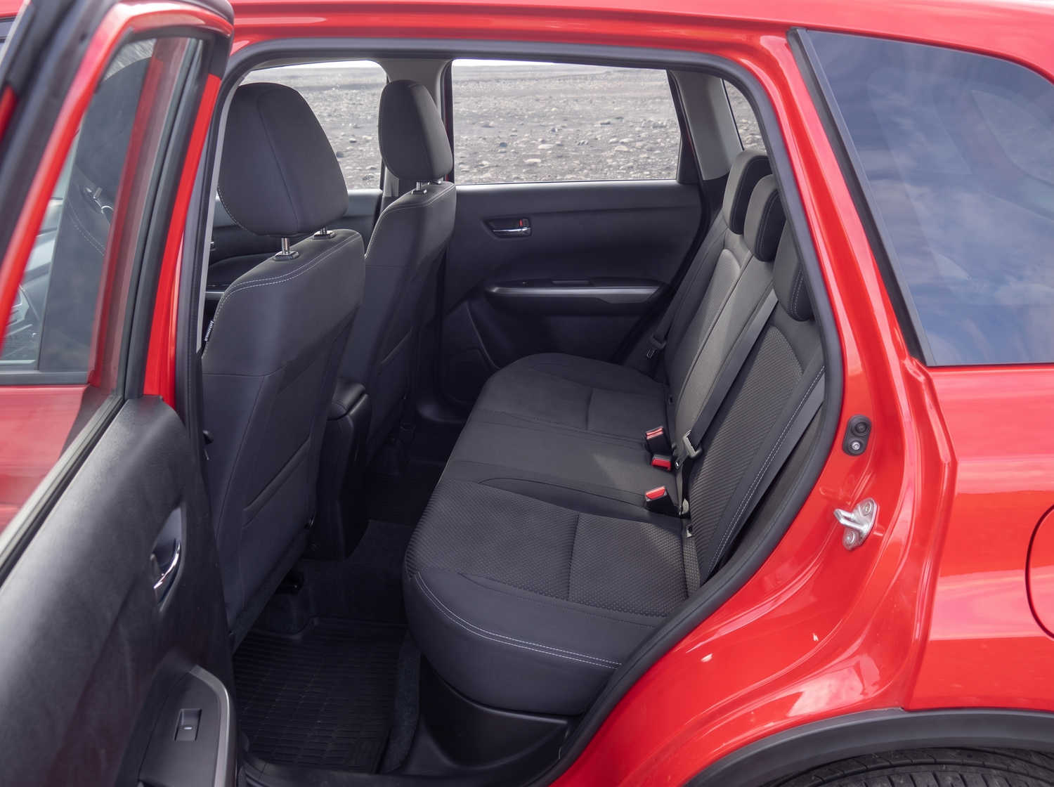 Suzuki Vitara. Idéal pour naviguer sur les routes des hautes terres islandaises et les chemins en gravier, ce véhicule de location offre tout l’espace nécessaire pour un road trip en Islande en toute sérénité.