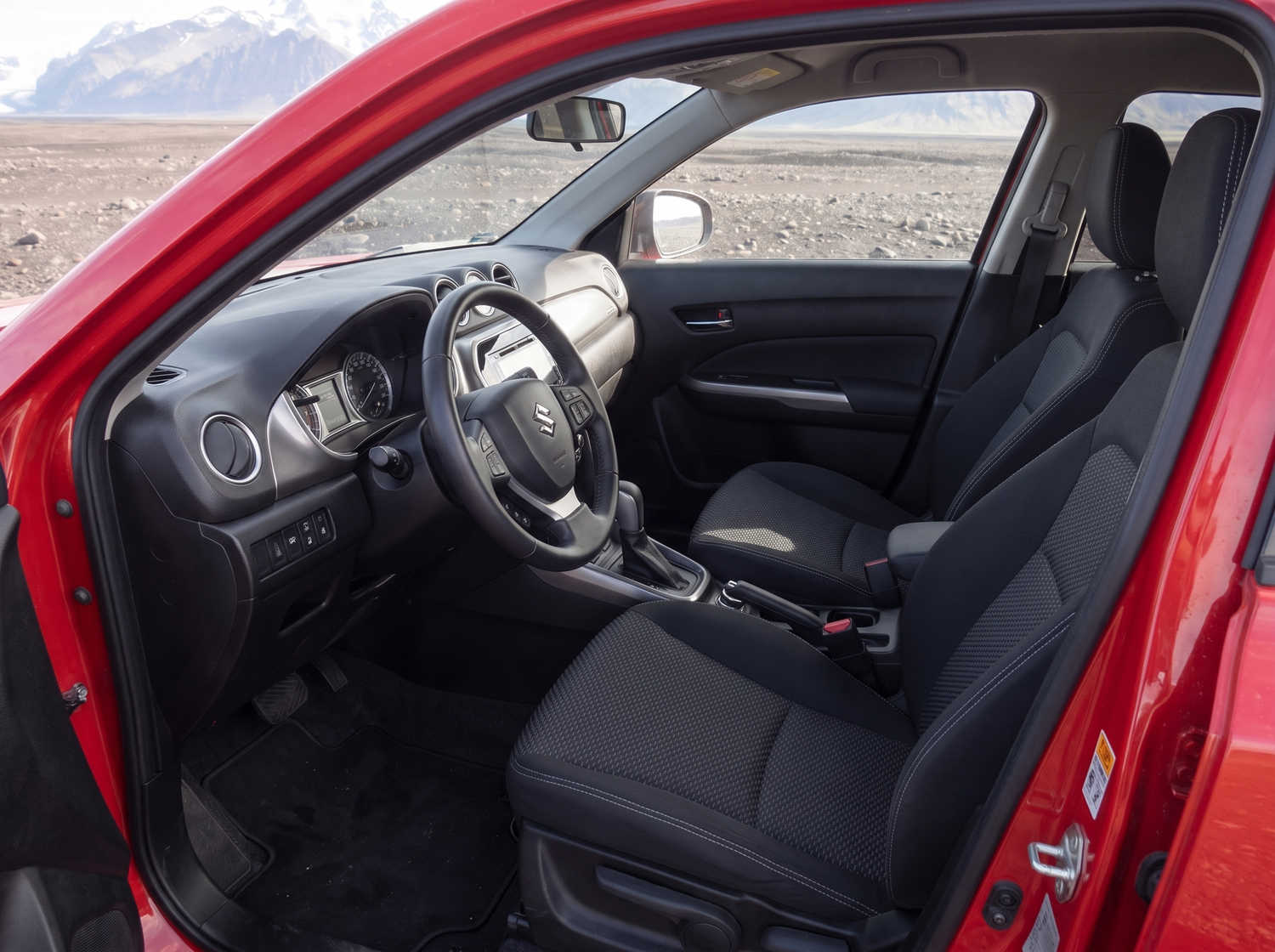 Suzuki Vitara. Idéal pour naviguer sur les routes des hautes terres islandaises et les chemins en gravier, ce véhicule de location offre tout l’espace nécessaire pour un road trip en Islande en toute sérénité.