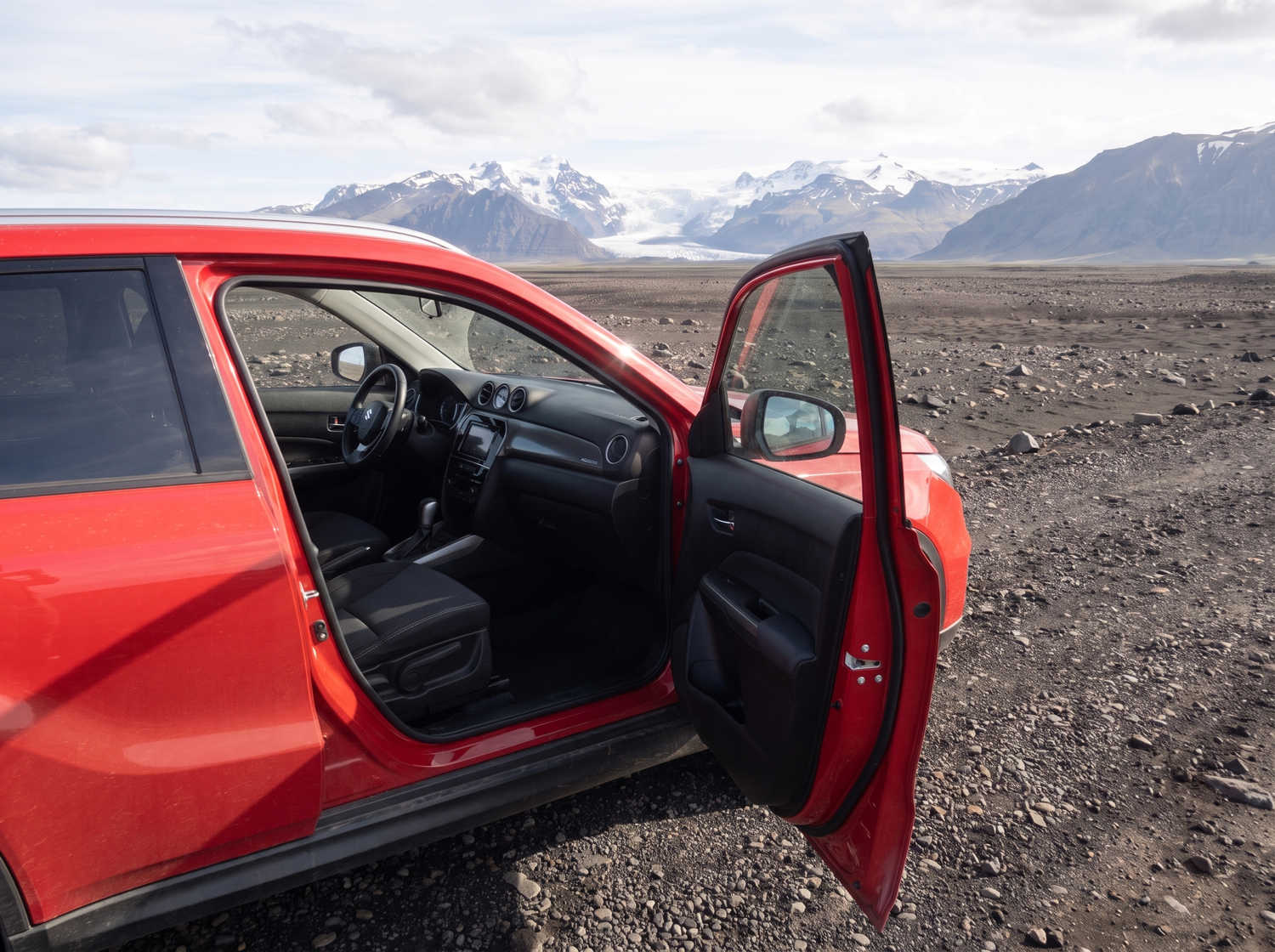 Suzuki Vitara. Idéal pour naviguer sur les routes des hautes terres islandaises et les chemins en gravier, ce véhicule de location offre tout l’espace nécessaire pour un road trip en Islande en toute sérénité.
