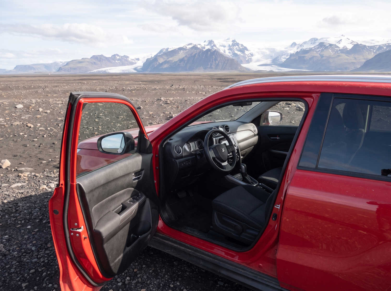 Suzuki Vitara. Idéal pour naviguer sur les routes des hautes terres islandaises et les chemins en gravier, ce véhicule de location offre tout l’espace nécessaire pour un road trip en Islande en toute sérénité.