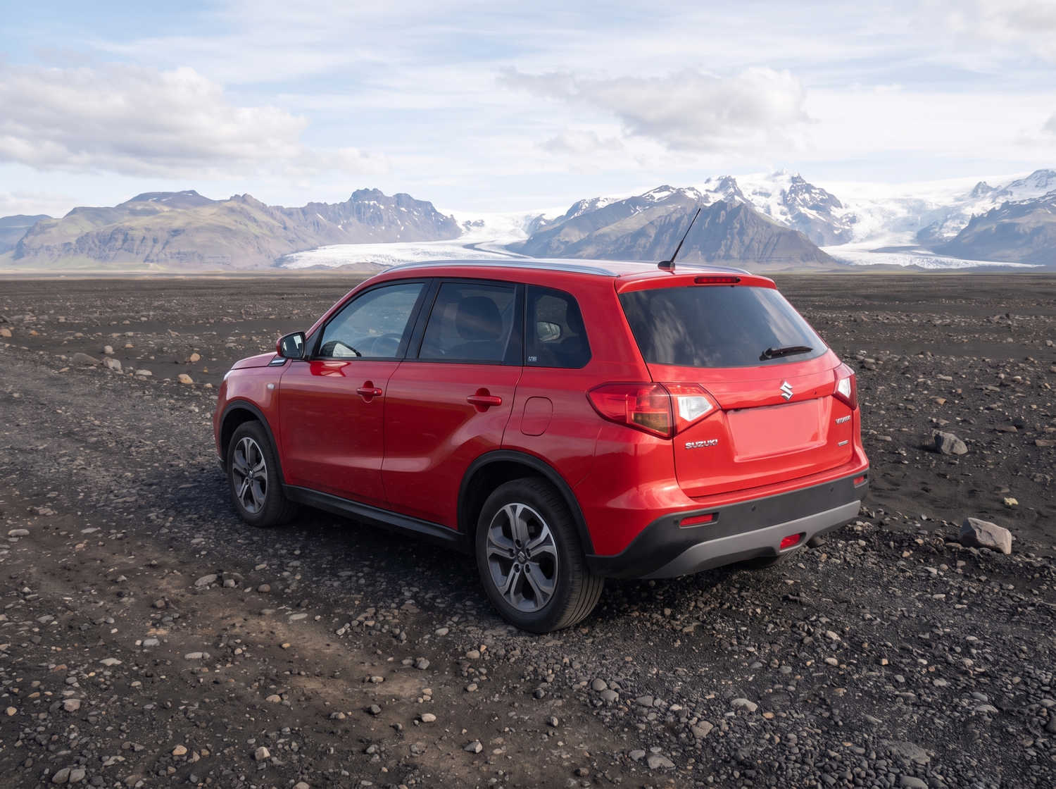 Suzuki Vitara. Idéal pour naviguer sur les routes des hautes terres islandaises et les chemins en gravier, ce véhicule de location offre tout l’espace nécessaire pour un road trip en Islande en toute sérénité.