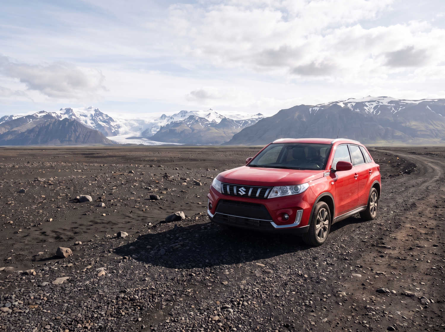 Suzuki Vitara. Idéal pour naviguer sur les routes des hautes terres islandaises et les chemins en gravier, ce véhicule de location offre tout l’espace nécessaire pour un road trip en Islande en toute sérénité.