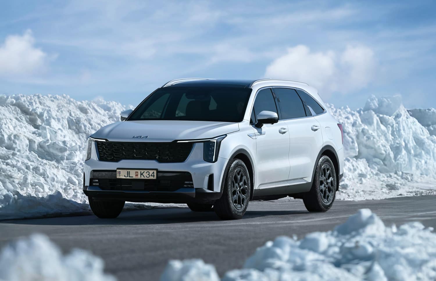 Kia Sorento. Un véhicule de location 4x4 spacieux et fiable en Islande, conçu pour une conduite fluide sur les routes en gravier, les pistes F et les terrains islandais, offrant un grand espace pour les passagers et les bagages.