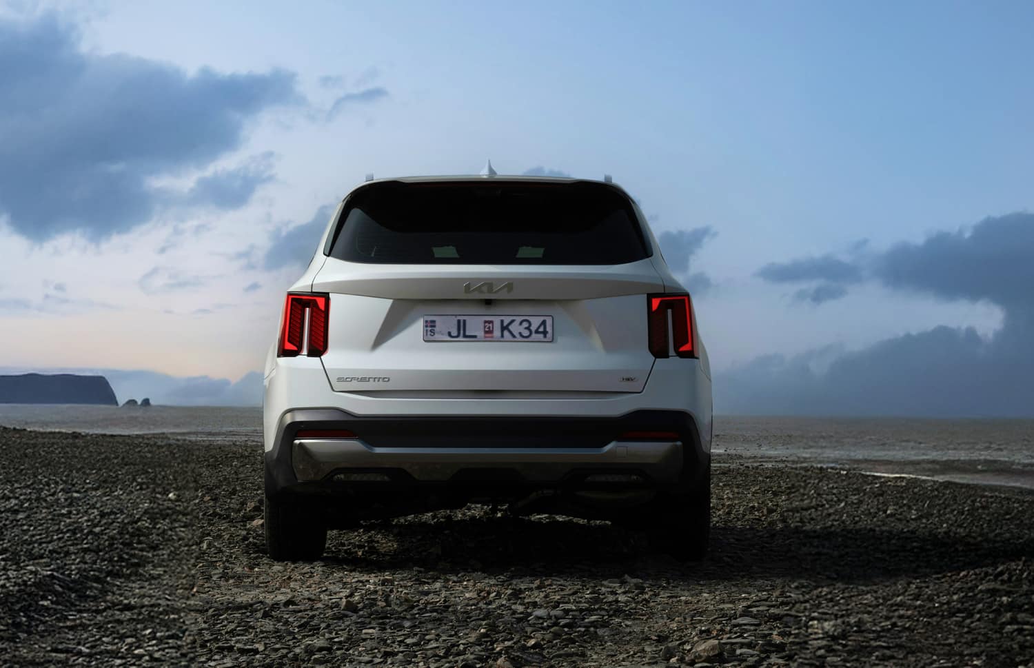 Kia Sorento. Un véhicule de location 4x4 spacieux et fiable en Islande, conçu pour une conduite fluide sur les routes en gravier, les pistes F et les terrains islandais, offrant un grand espace pour les passagers et les bagages.