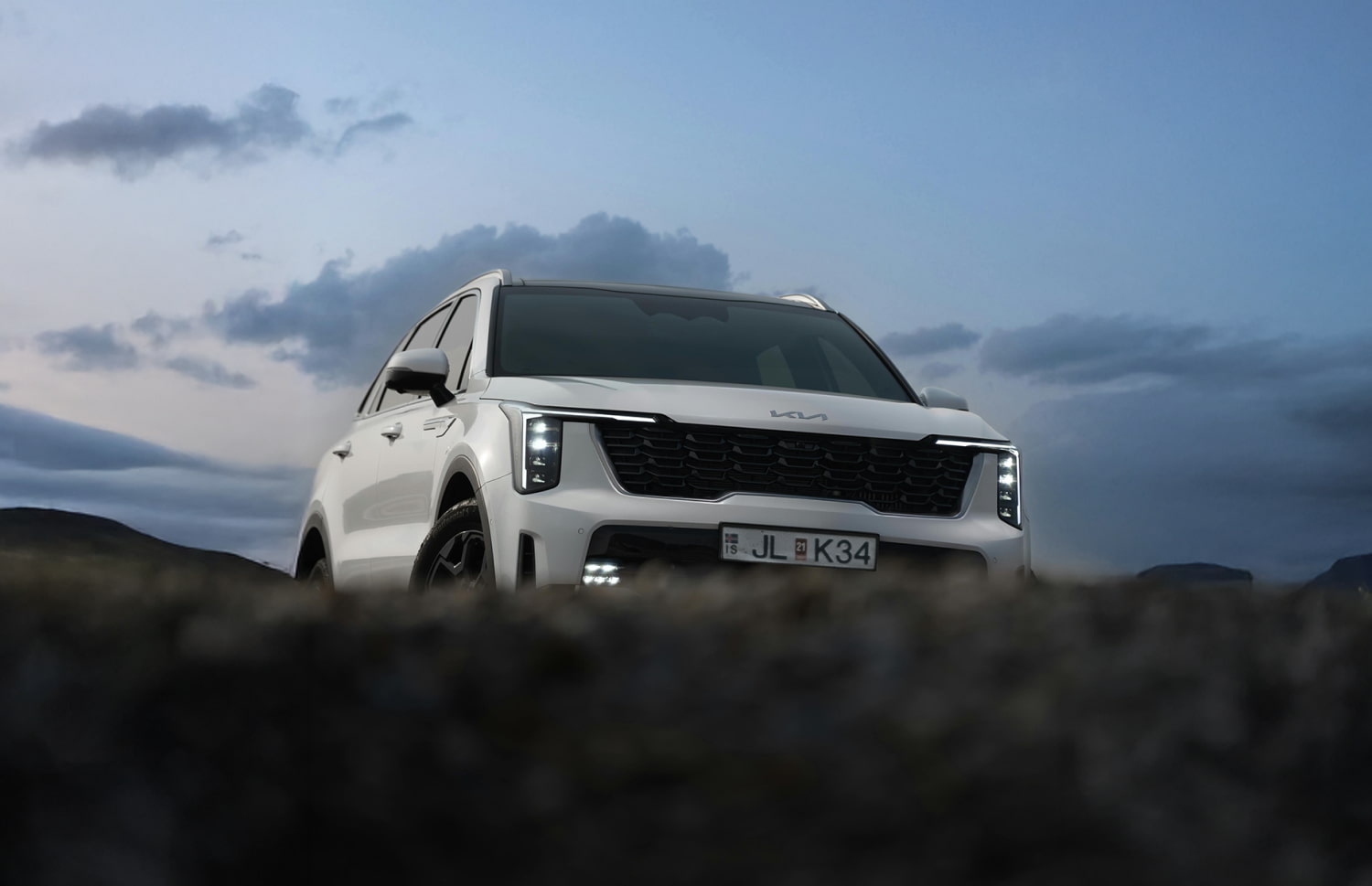 Kia Sorento. Un véhicule de location 4x4 spacieux et fiable en Islande, conçu pour une conduite fluide sur les routes en gravier, les pistes F et les terrains islandais, offrant un grand espace pour les passagers et les bagages.