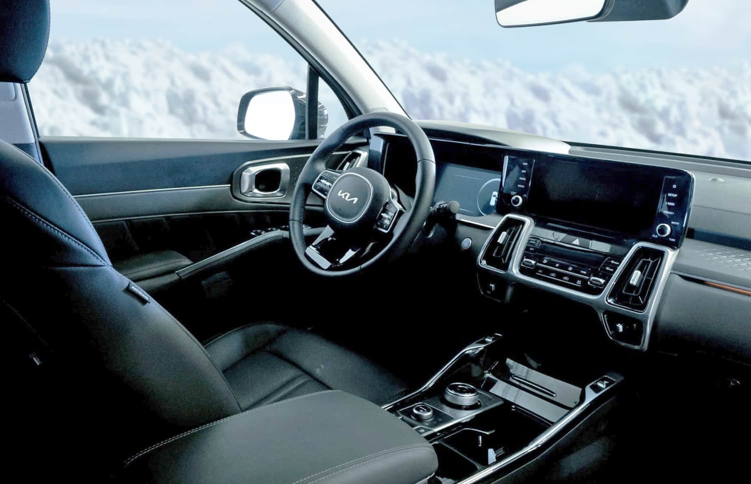 Kia Sorento. Un véhicule de location 4x4 spacieux et fiable en Islande, conçu pour une conduite fluide sur les routes en gravier, les pistes F et les terrains islandais, offrant un grand espace pour les passagers et les bagages.