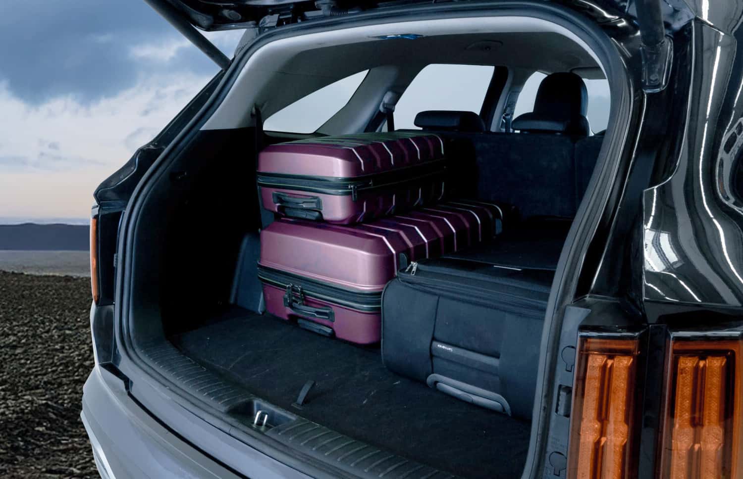 Kia Sorento. Un véhicule de location 4x4 spacieux et fiable en Islande, conçu pour une conduite fluide sur les routes en gravier, les pistes F et les terrains islandais, offrant un grand espace pour les passagers et les bagages.