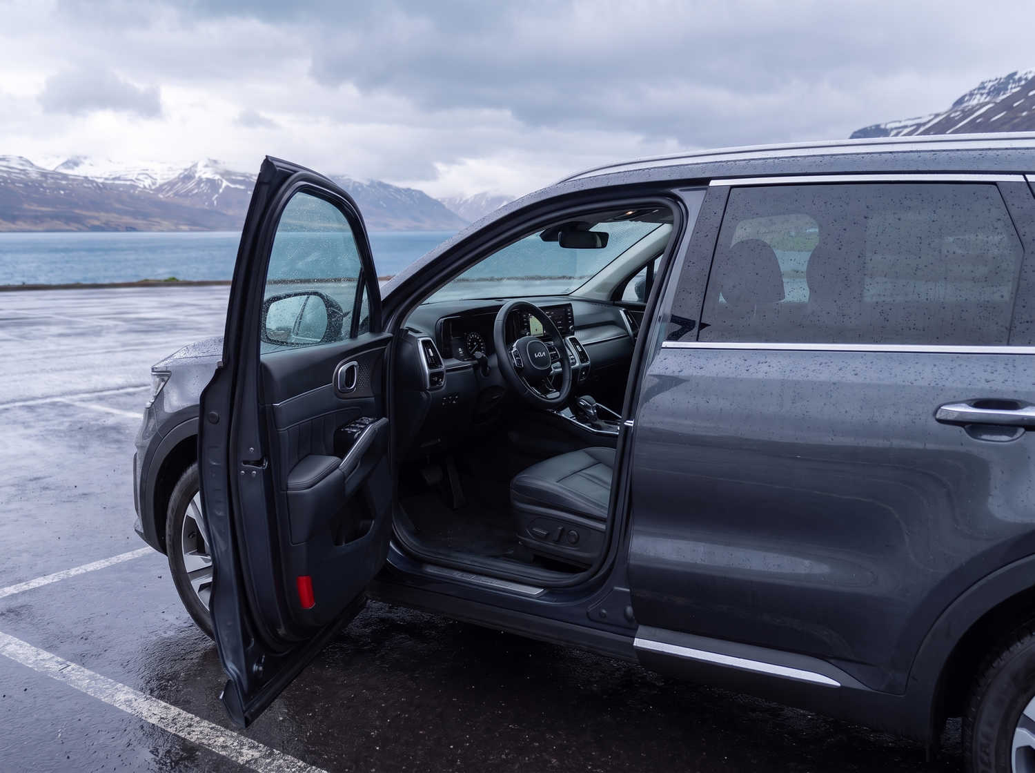 Kia Sorento. Un véhicule de location 4x4 spacieux et fiable en Islande, conçu pour une conduite fluide sur les routes en gravier, les pistes F et les terrains islandais, offrant un grand espace pour les passagers et les bagages.