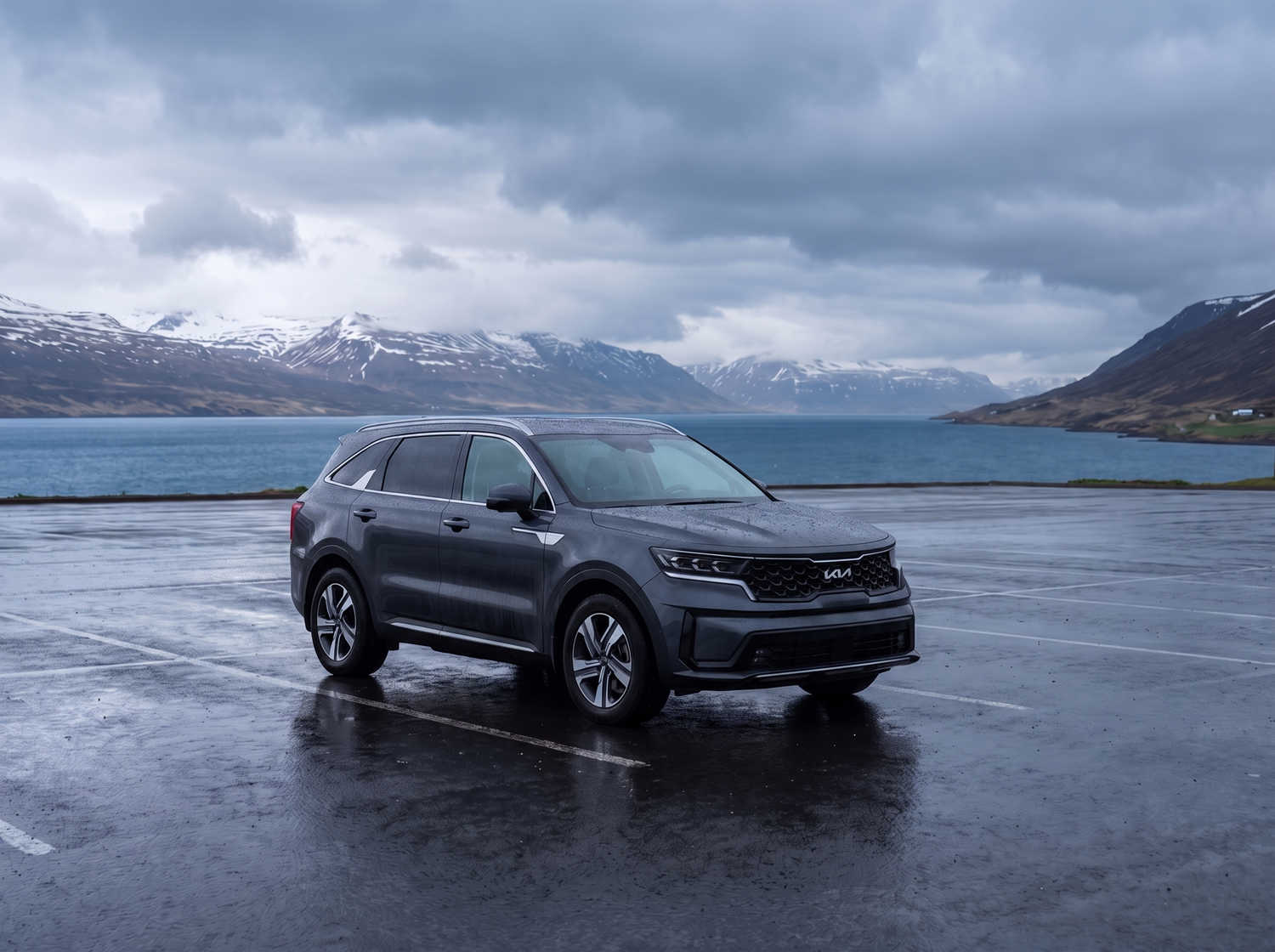 Kia Sorento. Un véhicule de location 4x4 spacieux et fiable en Islande, conçu pour une conduite fluide sur les routes en gravier, les pistes F et les terrains islandais, offrant un grand espace pour les passagers et les bagages.