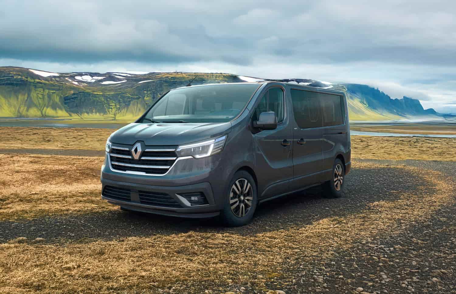 Renault Trafic rouge, van 9 places avec boîte manuelle, sièges chauffants, Bluetooth et chargeur USB, parfait pour les déplacements en groupe en Islande.