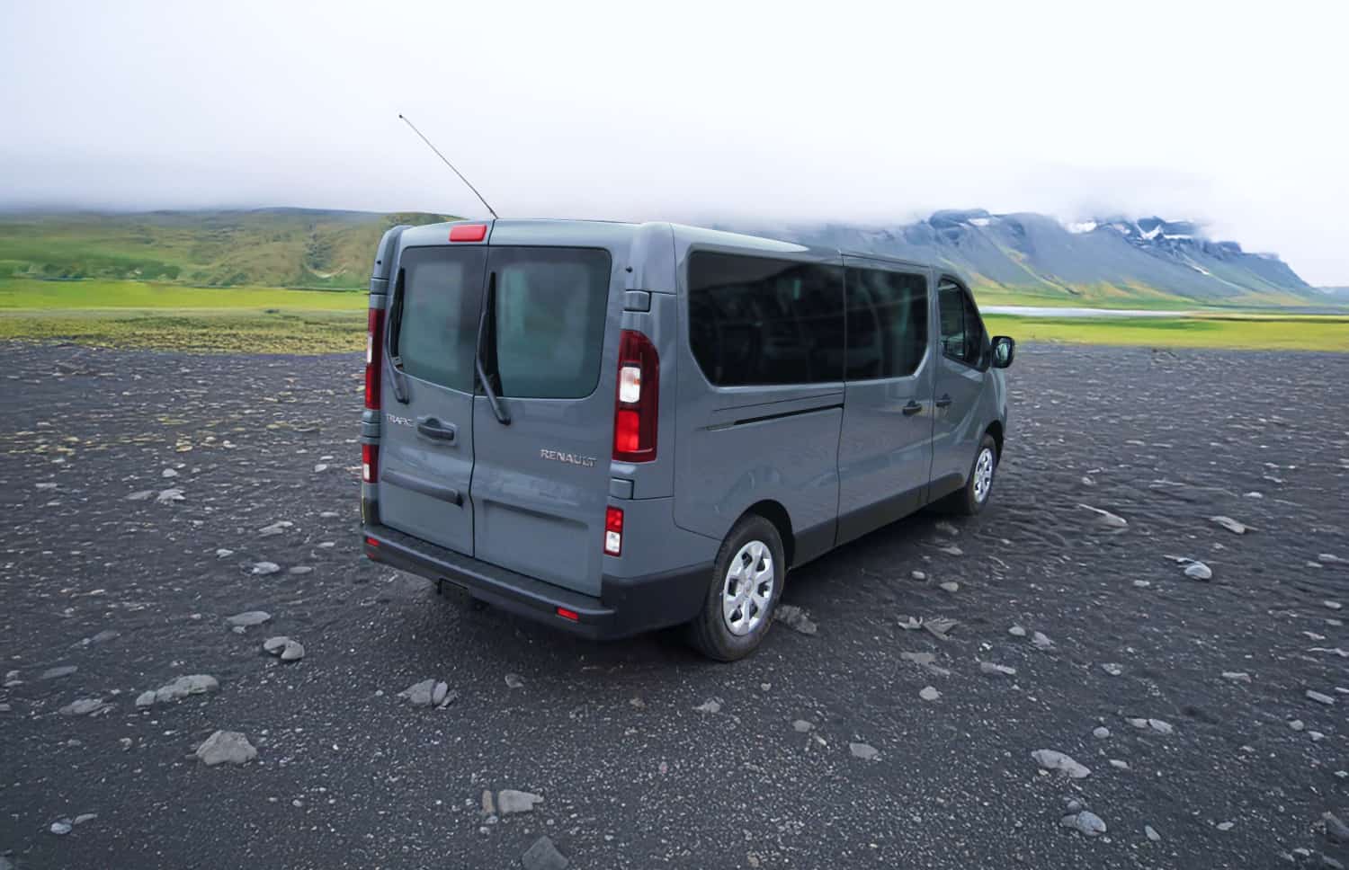 Renault Trafic rouge, van 9 places avec boîte manuelle, sièges chauffants, Bluetooth et chargeur USB, parfait pour les déplacements en groupe en Islande.