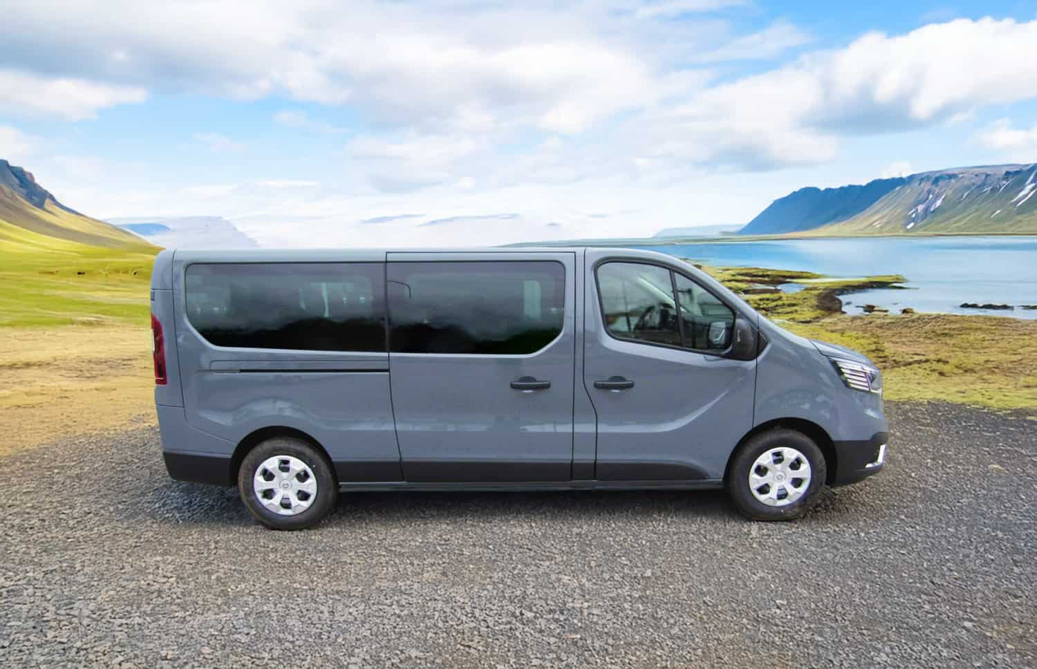 Renault Trafic rouge, van 9 places avec boîte manuelle, sièges chauffants, Bluetooth et chargeur USB, parfait pour les déplacements en groupe en Islande.