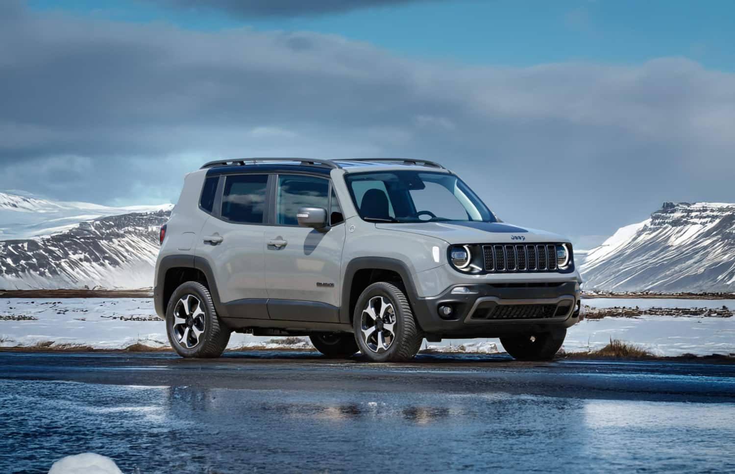 Jeep Renegade. Un robuste véhicule de location tout-terrain en Islande, conçu pour traverser les rivières et rouler sur les routes en gravier, parfait pour les voyageurs en quête d’aventure sur les pistes F.