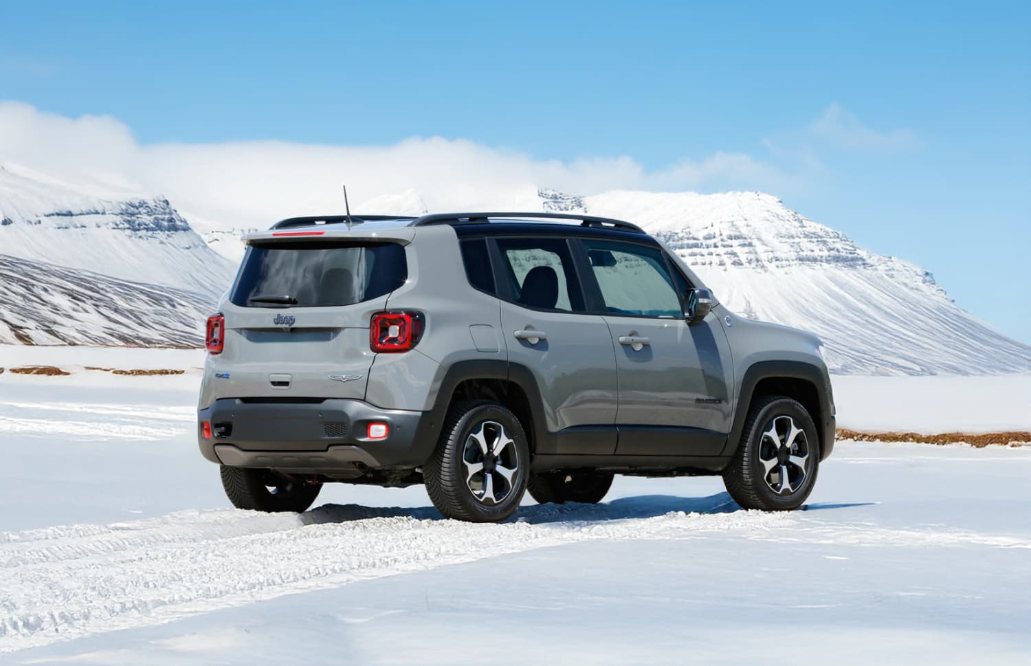 Jeep Renegade. Un robuste véhicule de location tout-terrain en Islande, conçu pour traverser les rivières et rouler sur les routes en gravier, parfait pour les voyageurs en quête d’aventure sur les pistes F.