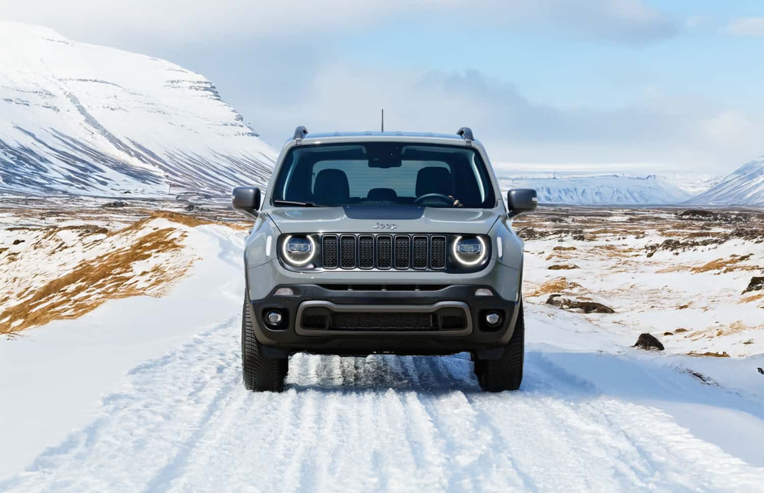 Jeep Renegade. Un robuste véhicule de location tout-terrain en Islande, conçu pour traverser les rivières et rouler sur les routes en gravier, parfait pour les voyageurs en quête d’aventure sur les pistes F.