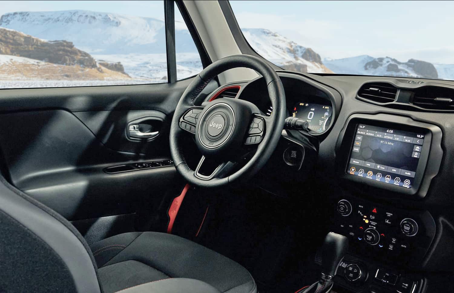 Jeep Renegade. Un robuste véhicule de location tout-terrain en Islande, conçu pour traverser les rivières et rouler sur les routes en gravier, parfait pour les voyageurs en quête d’aventure sur les pistes F.