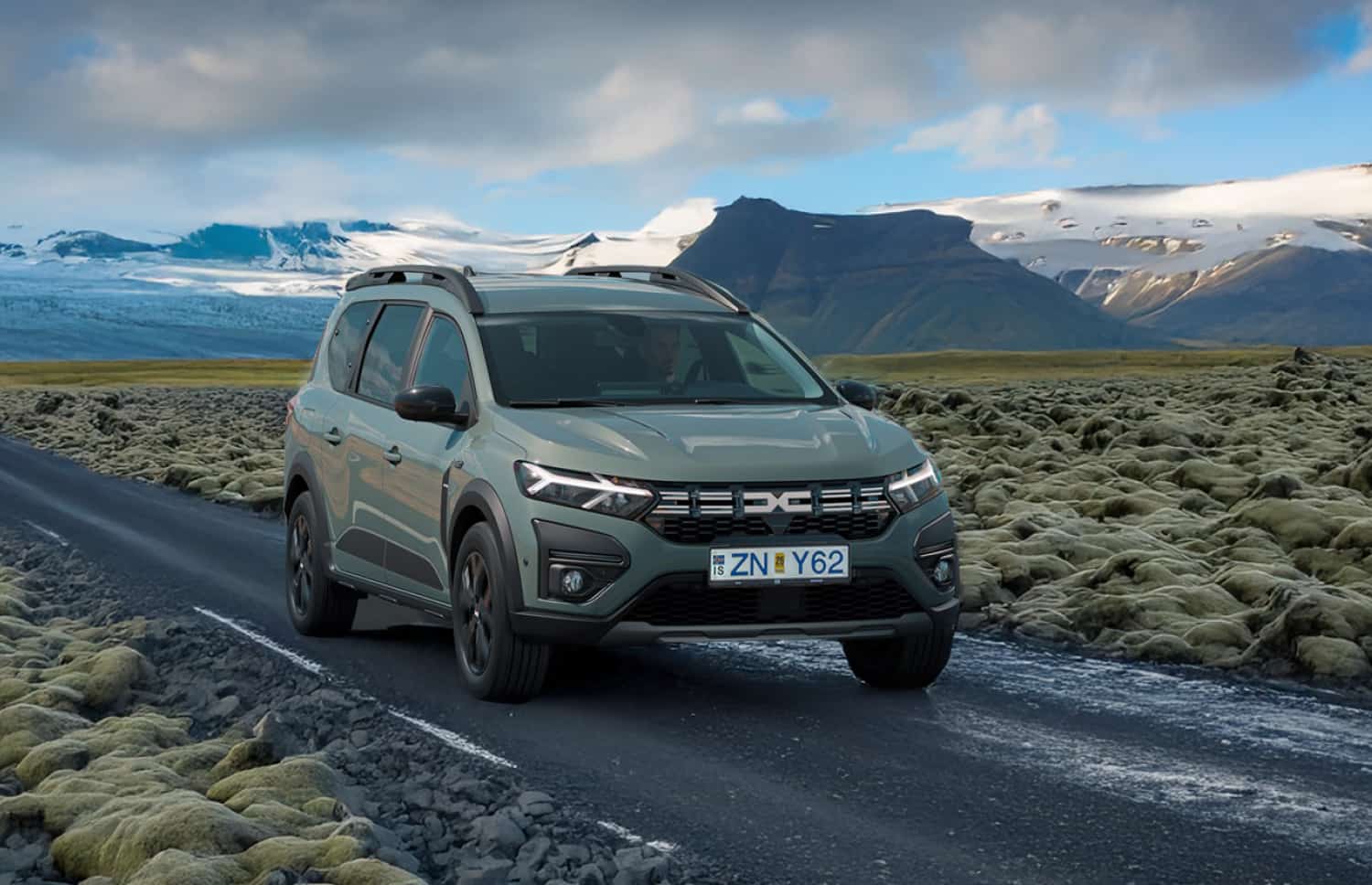Dacia Jogger noire, boîte manuelle, 7 places avec GPS, USB et sièges chauffants, véhicule spacieux pour les voyages en groupe ou en famille en Islande.