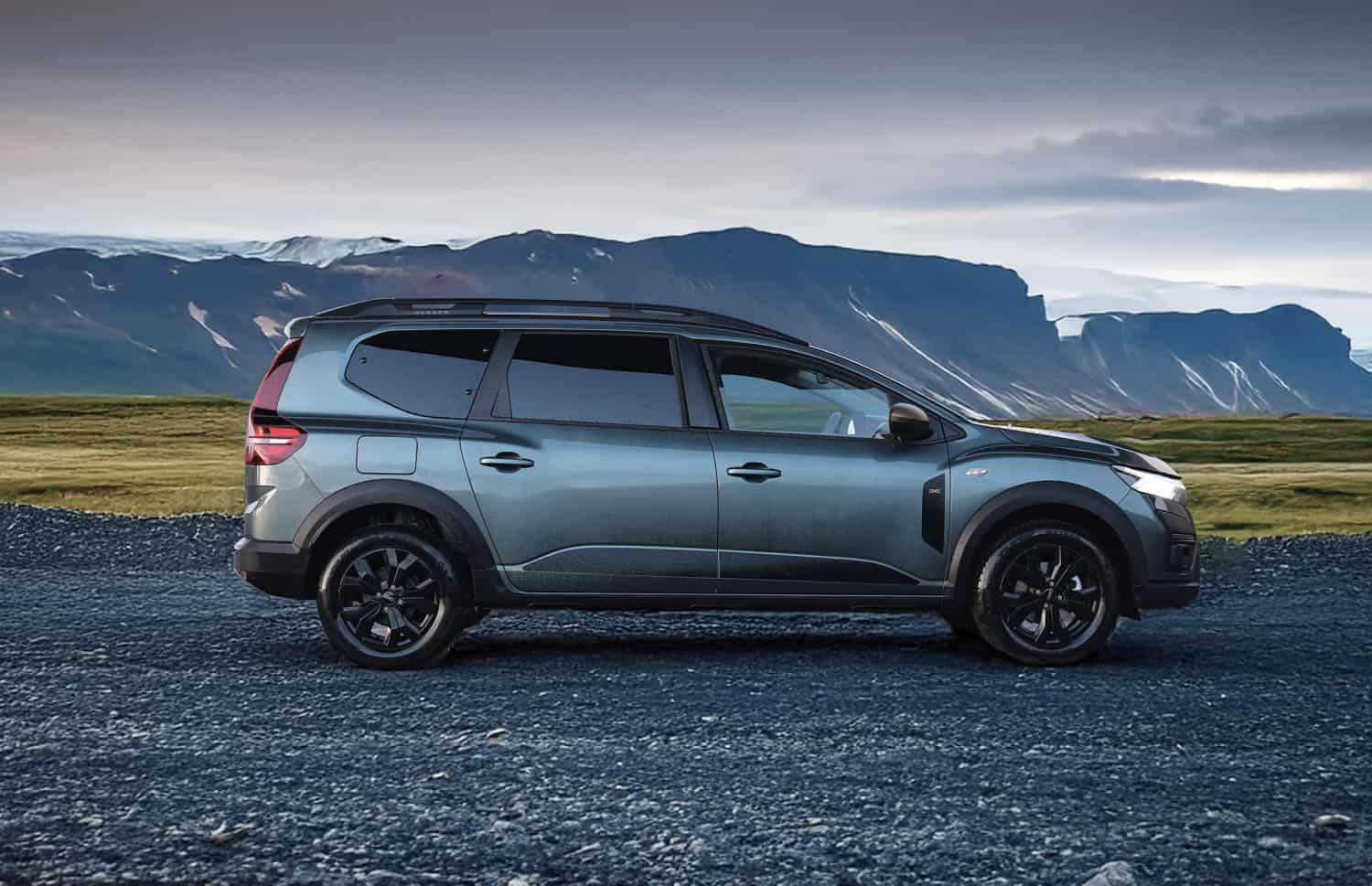 Dacia Jogger noire, boîte manuelle, 7 places avec GPS, USB et sièges chauffants, véhicule spacieux pour les voyages en groupe ou en famille en Islande.